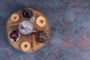 Kek seven tipler ve ahşap tahta manzaralı tarçınlı milkshake. Yüksek kalite fotoğraf