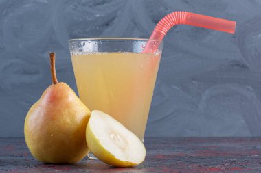 Gri arka planda taze meyveli armut suyu. Yüksek kalite fotoğraf