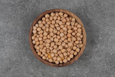 Tahta kasede çiğ bezelye. Yüksek kalite fotoğraf