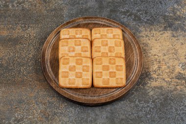 Tahtada kare şeklinde tatlı krakerler. Yüksek kalite fotoğraf