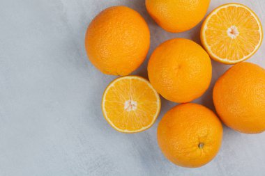 Taş zeminde taze ve yarım portakal. Yüksek kalite fotoğraf