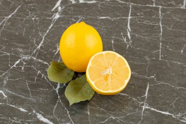 Gri arka planda taze limonların fotoğrafını çek. Yüksek kalite fotoğraf