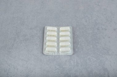 Gri arka planda beyaz haplı bir kabarcık. Yüksek kalite fotoğraf