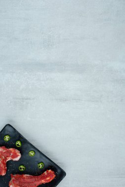 Biber dilimli, siyah tabakta baharatlı tavuk parçaları. Yüksek kalite fotoğraf