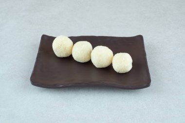 İçinde yuvarlak lezzetli kurabiyeler olan siyah bir tabak. Yüksek kalite fotoğraf