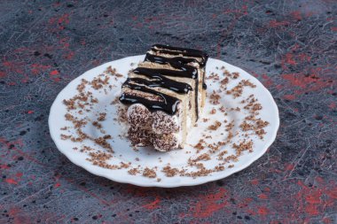 Çikolatalı kekin beyaz tabakta yakın fotoğrafını çek. Yüksek kalite fotoğraf