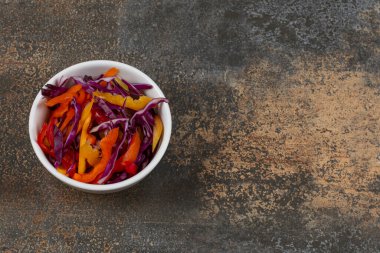 Beyaz kasede dilimlenmiş sebzeler. Yüksek kalite fotoğraf