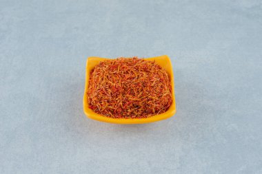 Sarı bir fincanda kırmızı safran tohumları. Yüksek kalite fotoğraf