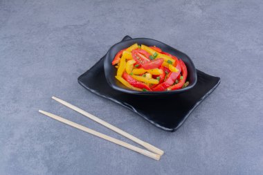 Tahta tabakta doğranmış renkli dolmalık biber salatası. Yüksek kalite fotoğraf