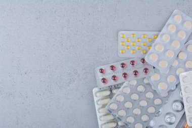 Mermer arka planda çeşitli ilaç paketleri var. Yüksek kalite fotoğraf