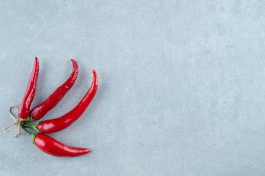 Kırmızı kırmızı kırmızı biberler mavi arka planda. Yüksek kalite fotoğraf