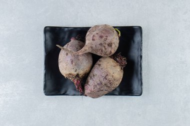 Mermer arka plandaki panoda turp görüntüsü. Yüksek kalite fotoğraf