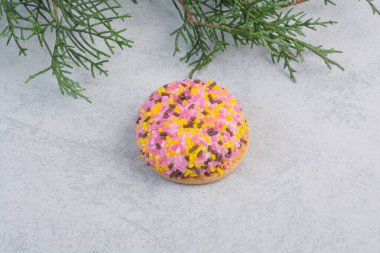 Gri arka planda fıskiyeli kabarık kurabiye. Yüksek kalite fotoğraf