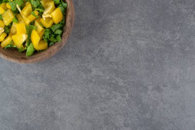 Tahta kasede taze sebze salatası. Yüksek kalite fotoğraf