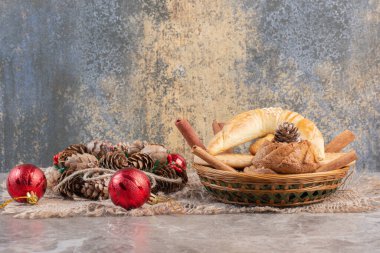 Mermer arka planda noel süslemelerinin yanında nefis bir pasta sepeti. Yüksek kalite fotoğraf