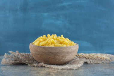 Havlunun üzerinde bir kase makarna olan buğday, mermer zemin. Yüksek kalite fotoğraf