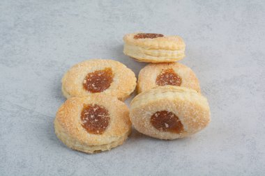 Beyaz arka planda yuvarlak taze kurabiyeler. Yüksek kalite fotoğraf