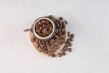 Lezzetli bir fincan taze kahve çekirdeği aroması. Yüksek kalite fotoğraf