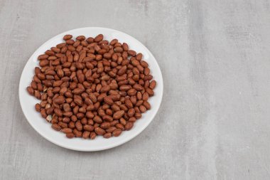 Beyaz tabakta taze fıstık yığını. Yüksek kalite fotoğraf