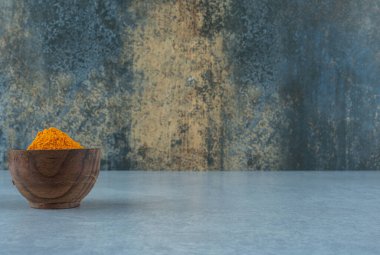 Tahta bir fincanda harmanlanmış curkimin tozu. Yüksek kalite fotoğraf