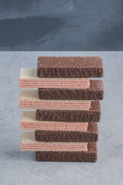 Mermer arka planda bir yığın lezzetli gofret. Yüksek kalite fotoğraf