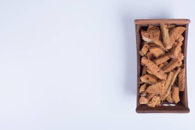 Tahta tepside ekmek krakerleri, üst manzara. Yüksek kalite fotoğraf