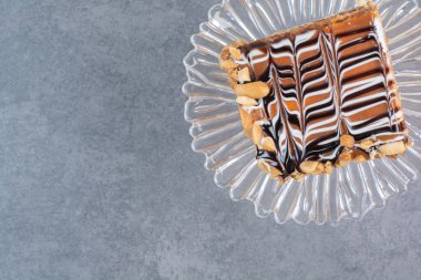 Cam tabakta bir dilim lezzetli pasta. Yüksek kalite fotoğraf