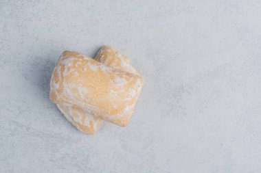 Mermer arka planda iki kurabiye paketi. Yüksek kalite fotoğraf