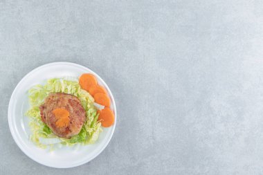 Beyaz bir tabak kızarmış tavuk ve dilimlenmiş havuç. Yüksek kalite fotoğraf