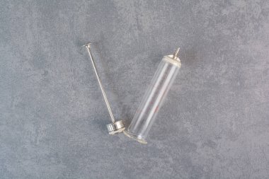 Mermer zemin üzerinde metal şırınga parçaları. Yüksek kalite fotoğraf