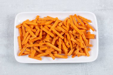 Taze patates kızartmasıyla dolu beyaz tabak. Yüksek kalite fotoğraf