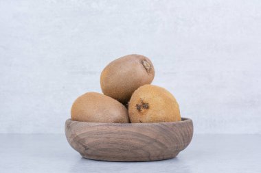 Beyaz arka planda taze kivi kasesi. Yüksek kalite fotoğraf