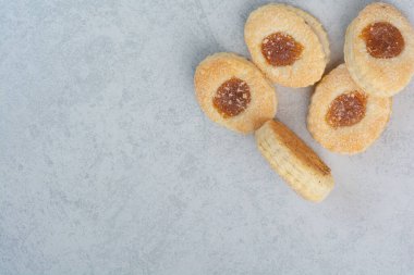 Beyaz arka planda yuvarlak taze kurabiyeler. Yüksek kalite fotoğraf