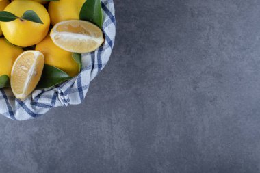 Gri arkaplanda taze limon manzarası. Yüksek kalite fotoğraf