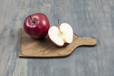 Tahtada kırmızı taze elma. Yüksek kalite fotoğraf