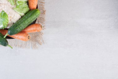 Klasik kasede bir sürü çiğ sebze. Yüksek kalite fotoğraf