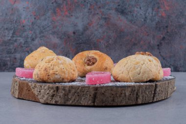 Mermer zemin üzerinde hamur işleri. Yüksek kalite fotoğraf