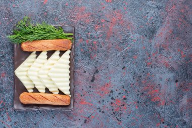 Beyaz peynir dilimli ızgara sosis. Yüksek kalite fotoğraf