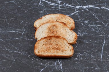 Mermer arka planda üç kadeh kaldırma. Yüksek kalite fotoğraf