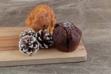 Ahşap tahtada kozalaklı lezzetli kekler. Yüksek kalite fotoğraf