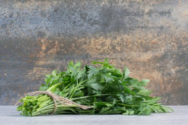 Taş yüzeyinde taze kişniş yaprakları var. Yüksek kalite fotoğraf