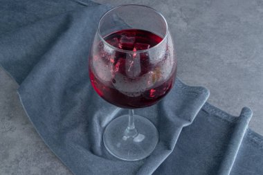 Masa örtüsünün üzerinde bir bardak nar suyu, lütfen. Yüksek kalite fotoğraf