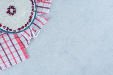 Tahta tabakta, havluda, mermer zeminde yulaf lapası. Yüksek kalite fotoğraf