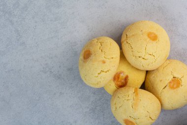 Gri arka planda tatlı yuvarlak kurabiyeler. Yüksek kalite fotoğraf