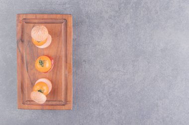 Sosisli domates ve biber tahtada, mermer arka planda. Yüksek kalite fotoğraf