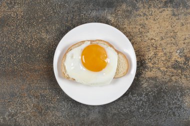 Kahvaltıda yumurtalı tost tabağı. Yüksek kalite fotoğraf