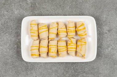 Beyaz kare tabakta nefis ev yapımı bisküviler. Yüksek kalite fotoğraf