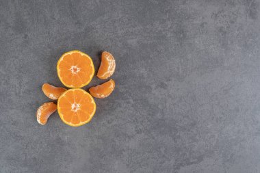 Soyulmuş mandalinalar ve mermer arka planda bölümler. Yüksek kalite fotoğraf