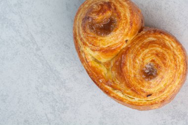 Kara tahtada tatlı lezzetli hamur işleri. Yüksek kalite fotoğraf