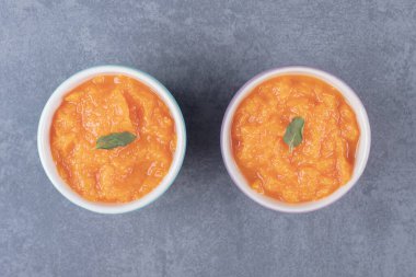 Mermer zemin üzerinde iki kase mercimek çorbası. Yüksek kalite fotoğraf